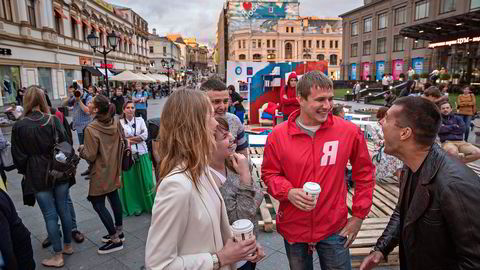 UNGDOMSFYLKING. Denis Davidov (i rød jakke), leder for Putins ungdoms­parti «De unge vokterne av Forent Russland», støtter Vladimir Putin 100 prosent. Foto: Alexander Nordahl