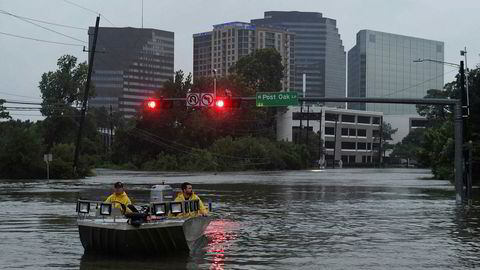 Redningsmannskaper leter etter folk i flommen som orkanen Harvey har skapt. Houston er den fjerde største byen i USA, og flere deler av byen er under vann.