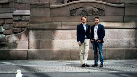 Fredrik Loennecken og Tor Jacobsen i Schibsted. Fotografert utenfor hovedkontoret i Oslo.