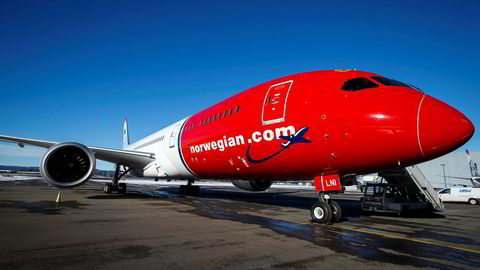 IAG-sjefen er fortsatt interessert i Norwegian, men vil ikke gå inn i noen budkamp om flyselskapet, sier han.