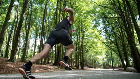 Flat out. Tore Knudsen gir jernet i ti-femten sekunder i oppoverbakke i én hensikt: å bli bedre på halvmaraton. En real spurt bedrer løpsøkonomien, mener fagsjef for utholdenhet i Olympiatoppen, Espen Tønnessen.