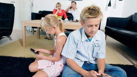 For første gang minsker barn og unges eierskap av datamaskiner. Dagens unge bruker isteden mobiler og nettbrett, skriver artikkelforfatteren. Illustrasjonsfoto: Colourbox