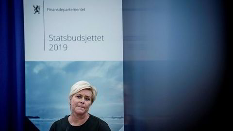 Finansminister Siv Jensen snur om skattereglene.