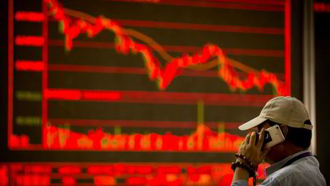 En kinesisk investor overvåker børsen i Beijing.