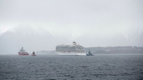 Cruisbåten Viking sky taues her til havn etter motorhavariet.