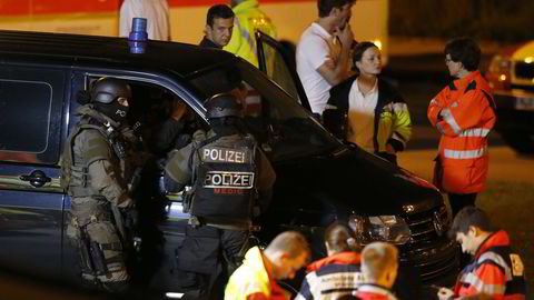 Politiet står utenfor kjøpesenteret Olympia, der ni personer ble drept. Foto: Reuters/Michael Dalder