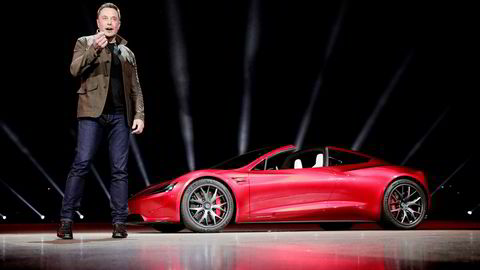 Tesla-grunnlegger Elon Musk har sovet på fabrikken og kjemper mot klokken for å innfri produksjonsmålene på Model 3. I bakgrunnen ses en Roadster 2 under en presentasjon i California i fjor.