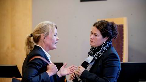Aktor Anna Haugmoen Mo (til høyre) mener de tidligere toppene i Tine og Tetra Pak utvekslet forretningssensitiv informasjon om melkekartongkonkurrenten Elopak. Her er hun i samtale med Ann Johnsen som er forsvareren til Tines tidligere innkjøpsdirektør Hårek Skotnes.