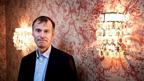 Siden Økokrim tok ut tiltale mot corporatesjef Petter Dragesund i Pareto Securities i mai 2017 har han vært permittert fra sin stilling. Dragesund tjente like fullt 40 millioner kroner på sine private investeringer i fjor.