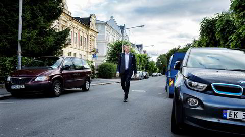 DNB-sjef Rune Bjerke pleier å spasere til jobben om sommeren. Han tror boligprisfall i en kort periode kan være sunt, og at banken vil unngå store tap hos kundene. I Oslo falt prisene vel tre prosent bare i juni.