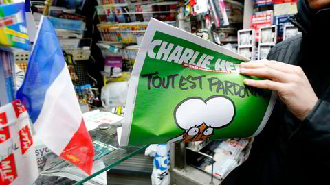 Charlie Hebdos siste utgave revet fra hyllene da det kom i salg i Paris sist onsdag. Det samme skjedde da det ble tilgjengelig i Norge fredag ettermiddag. Foto: Stephanie Mahe, Reuters/NTB Scanpix