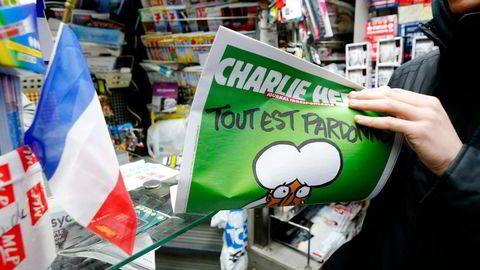 Charlie Hebdos siste utgave revet fra hyllene da det kom i salg i Paris sist onsdag. Det samme skjedde da det ble tilgjengelig i Norge fredag ettermiddag. Foto: Stephanie Mahe, Reuters/NTB Scanpix