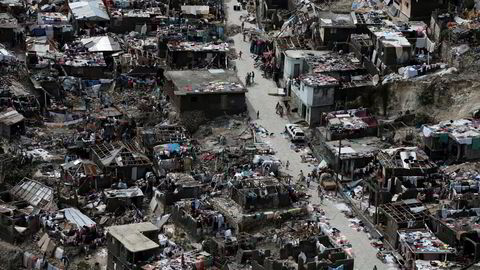 Orkanen Matthew nærmer seg Florida. Bildet illustrerer de enorme skadene etter dens herjinger på Haiti der over 280 personer omkom. Foto: Carlos Garcia Rawlins/Reuters/NTB scanpix