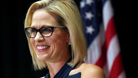 Demokraten Kyrsten Sinema taler til tilhengere etter at hun offisielt har vunnet senatsvalget i Arizona.