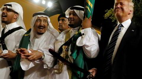 Donald Trump på sitt første utenlandsbesøk, i Saudi-Arabia i mai i fjor. Det var lykkeligere dager, her med kong Salman bin Abdulaziz Al Saud (nummer to fra venstre).