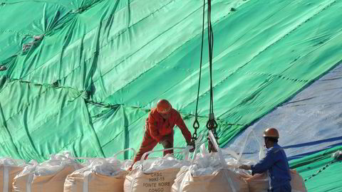 Mye i verden avhenger av hvordan det går med den kinesiske økonomien. På bildet losser arbeidere varer på havnen i Lianyungang i Jiangsu-provinsen øst i Kina. Foto: China out/AFP Photo/NTB scanpix
