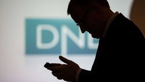 DNB er en av bankene som ble rammet av 17-åringens dataangrep. Nå vurderer storbanken å kreve millionerstatning. På bildet sjekker konsernsjef Rune Bjerke mobilen på en kapitalmarkedsdag tidligere i år