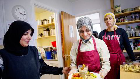 KAFÉ. Kurdiske Awaz Aziz (i midten) danderer maten nøye. – Når jeg lager svensk mat hjemme pleier barna å ta bilder og legge ut på Facebook, sier hun. Her er hun med Sawsan Salim Thari (til venstre) og Jenan Ghaben. Alle foto: Mikaela Berg