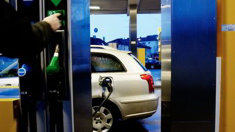Mens Frp ber Venstre slutte å være «så ensidig opptatt av bensin og diesel», mener Venstre det må bli dyrere å bruke biler som går på fossilt drivstoff. Foto: