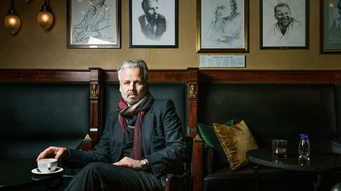 Ari Behn foran det nye portrettet av ham på Theatercaféen. Foto: Sigurd Fandango