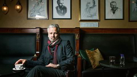 Ari Behn foran det nye portrettet av ham på Theatercaféen. Foto: Sigurd Fandango