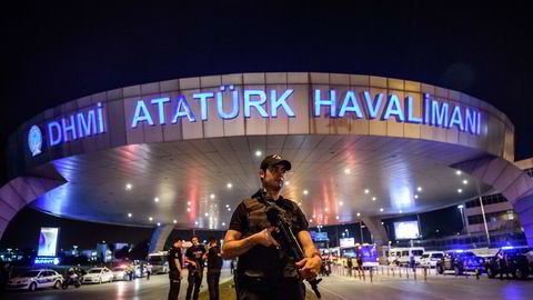 En tyrkisk politimann patruljerer utenfor flyplassen Atatürk i Istanbul etter bombeterroren. Foto: AFP/Ozan Kose
