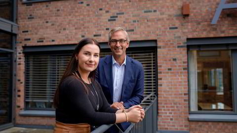 Julie Amundsen har jobbet i it-selskapet Atea i et år, her er hun fotografert sammen med Atea-sjef Michael Jacobs.