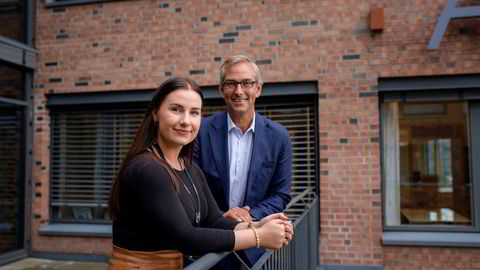 Julie Amundsen har jobbet i it-selskapet Atea i et år, her er hun fotografert sammen med Atea-sjef Michael Jacobs.