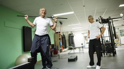 FRISKE: Jørgen Randers (71) og Eivind Astrup (70).Trener styrke for å holde seg sterke og kunne gjøre det de har lyst til. Foto: Per Thrana