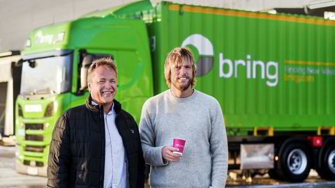 Logistikksjef Thor Molle (til venstre) og eier Einar Øgrey Brandsdal i Brandsdal Group har signert kontrakt verdt 300 millioner kroner med Posten-eide Bring.