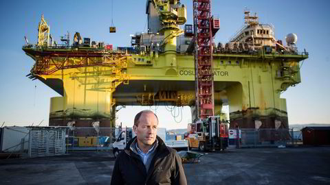 Petroleumstilsynet har nå gransket ulykken på riggen COSL Innovator. Her står COSL-direktør Jørgen Arnesen foran ulykkesriggen på Ågotnes utenfor Bergen. Foto: