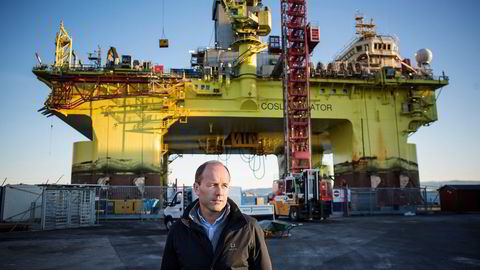 Petroleumstilsynet har nå gransket ulykken på riggen COSL Innovator. Her står COSL-direktør Jørgen Arnesen foran ulykkesriggen på Ågotnes utenfor Bergen. Foto: