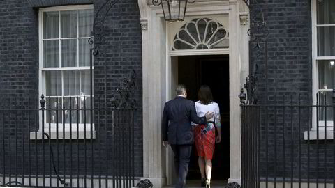 Storbritannias statsminister David Cameron (t.v.) forlater pressekonferansen med sin kone Samantha etter å ha annonsert sin avgang. Pressekonferansen ble avholdt utenfor statsministerboligen i 10 Downing Street Foto: AFP PHOTO / ADRIAN DENNIS /NTB Scanpix