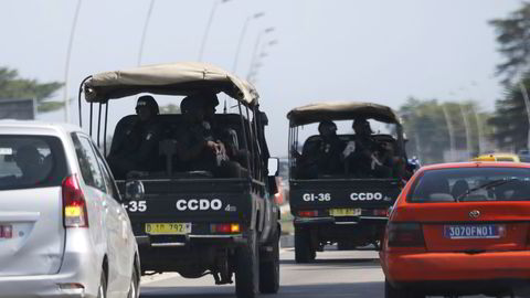 Sikkerhetsstyrker på vei mot turistbyen Grand Bassam på Elfenbenskysten etter at væpnede menn skjøt mot turister søndag. Foto: Joe Penney/Reuters/NTBscanpix