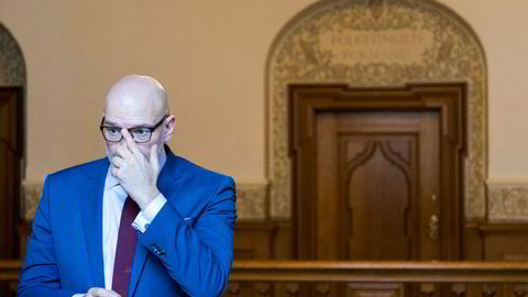 Konsernsjef i Danske, Jesper Nielsen retter på brillene etter høringen i Folketinget om hvitvaskingssaken i Danske Bank.