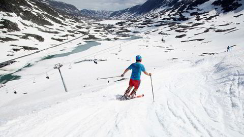 Det gikk fortsatt an å stå på ski på Strynefjellet i juni. Men varmere somre gjør sommerskisenteret  mindre lønnsomt.