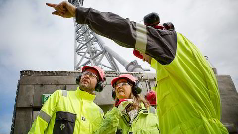 Oljeminister Tord Lien (til venstre) og ekspedisjonssjef Lars Erik Aamot i Olje-og energidepartementet åpner flere blokker i nord. Her er de med Statoil-direktør Margareth Øvrum i en annen anledning. Foto: