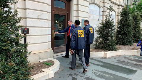 FBI tar seg inn og gjennomfører razzia i rådhuset u Baltimore.