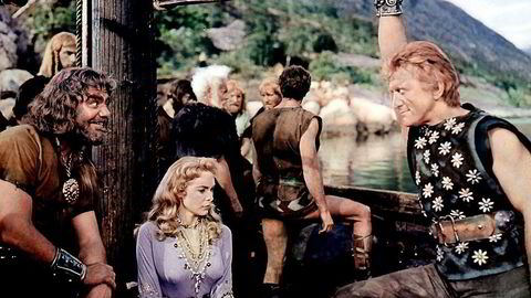 «Vikingene» fra 1958 var Kirk Douglas' første, men ikke siste møte med Norge. Janet Leight var også med som den kristne prinsesse Morgana. Filmen var en sexy norgesreklame Foto: Mary Evans Picture/NTB Scanpix