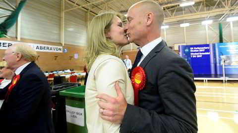 Stephen Kinnock og kona Helle Thorning-Schmidt, feirer at han ble gjenvalgt for Labour i Aberavon, Wales i fjor sommer.
