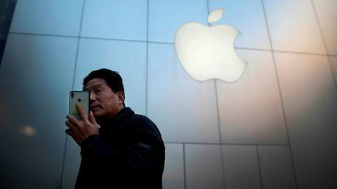 Apples trøbbel i det asiatiske markedet er blitt symbolet på fallet for de tunge teknologiaksjene som har senket Nasdaq-indeksen med 20 prosent på tre måneder. Her er en Apple-kunde i Beijing.