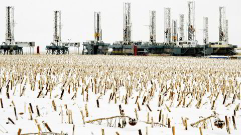 OLJEBREMS. Uvirksomme oljerigger hoper seg opp i den amerikanske skiferoljebransjen. Her fra Bakken-feltet i North Dakota, USA, januar 2016. Foto: Andrew Cullen/