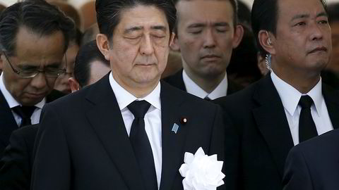 Statsminister Shinzo Abe under seremonien i Nagasakis fredspark søndag. Foto:
