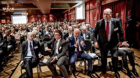 - ETT TEAM, RETT MANN TIL JOBBEN. Det norske oljeselskape søker å barbere kostnader gjennom alliianser. Fra venstre: Investorkontakt Jonas Gamre og konsernsjef Karl Johnny Hersvik, Det norske oljseselskap/Aker BP, Pareto-sjef Ole Henrik Bjørge og analytiker Trond Omdal under dagens olje-og offshorekonferanse. Foto: Gorm K. Gaare