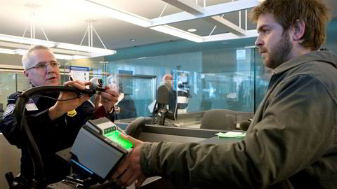 En reisende som ankommer JFK-flyplassen i New York får hjelp til å registrere fingeravtrykkene sine. Et norsk patent kan forhindre at avtrykkene kommer på avveie og misbrukes.