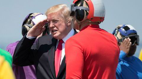 President Donald Trump og hans team er i ferd med å gå seg vill i egne løgner og fortielser. Her under et besøk på hangarskipet USS Gerald R. Ford sist helg.
