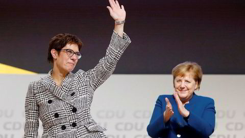Annegret Kramp-Karrenbauer vinker ved siden av forbundskansler Angela Markel. Kramp-Karrenbauer har nettopp vunnet avstemningen som gjør at det er hun som skal føre CDU videre som partileder etter Merkel.