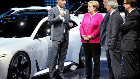 BMW-sjef Harald Krüger fikk besøk av blant andre forbundskansler Angela Merkel under bilutstillingen i Frankfurt. På scenen var BMWs nye konsept-elbil I Vision Dynamics den store stjernen.