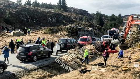 Demonstranter av vindpark på Frøya blokkerer veien for de som skulle utføre utbyggingen.