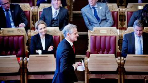 Arbeiderparti-leder Jonas Gahr Støre varslet at Ap skal bli tøffere. Trontaledebatten var første mulighet til å vise det i praksis. Her er han på vei til talerstolen for å starte debatten på Stortinget tirsdag.